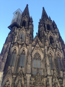 Nhà thờ cổ bên quảng trường rộng ở Cologne 